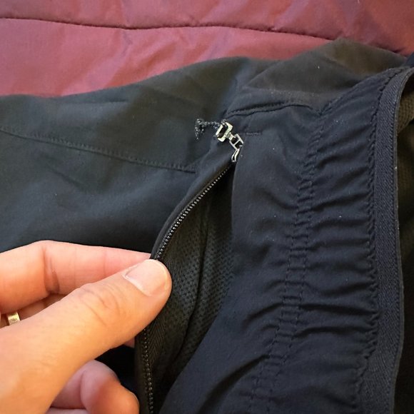 Salomon brand RUNNING SHORTS stash pocket Exercise dolphin size S, NWOT - Picture 5 of 5